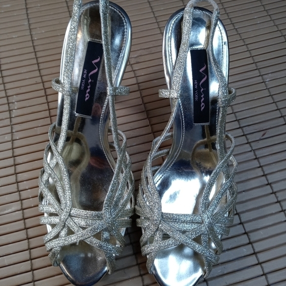 Nina New York women's 4" stiletto heel sandal. Sz 7.5M. Gold glitter leather sli - Picture 3 of 11
